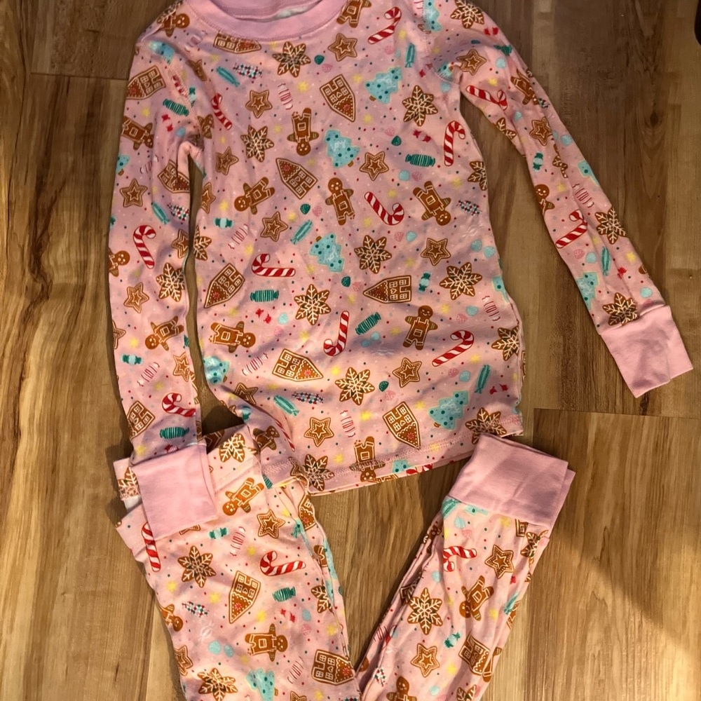 Size 6. GUC. Old Navy Pink Kids Pajama Set with Festive Print worn once
